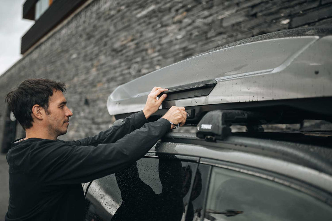 The Thule Motion 3 has a convenient ridged handle for easily closing
